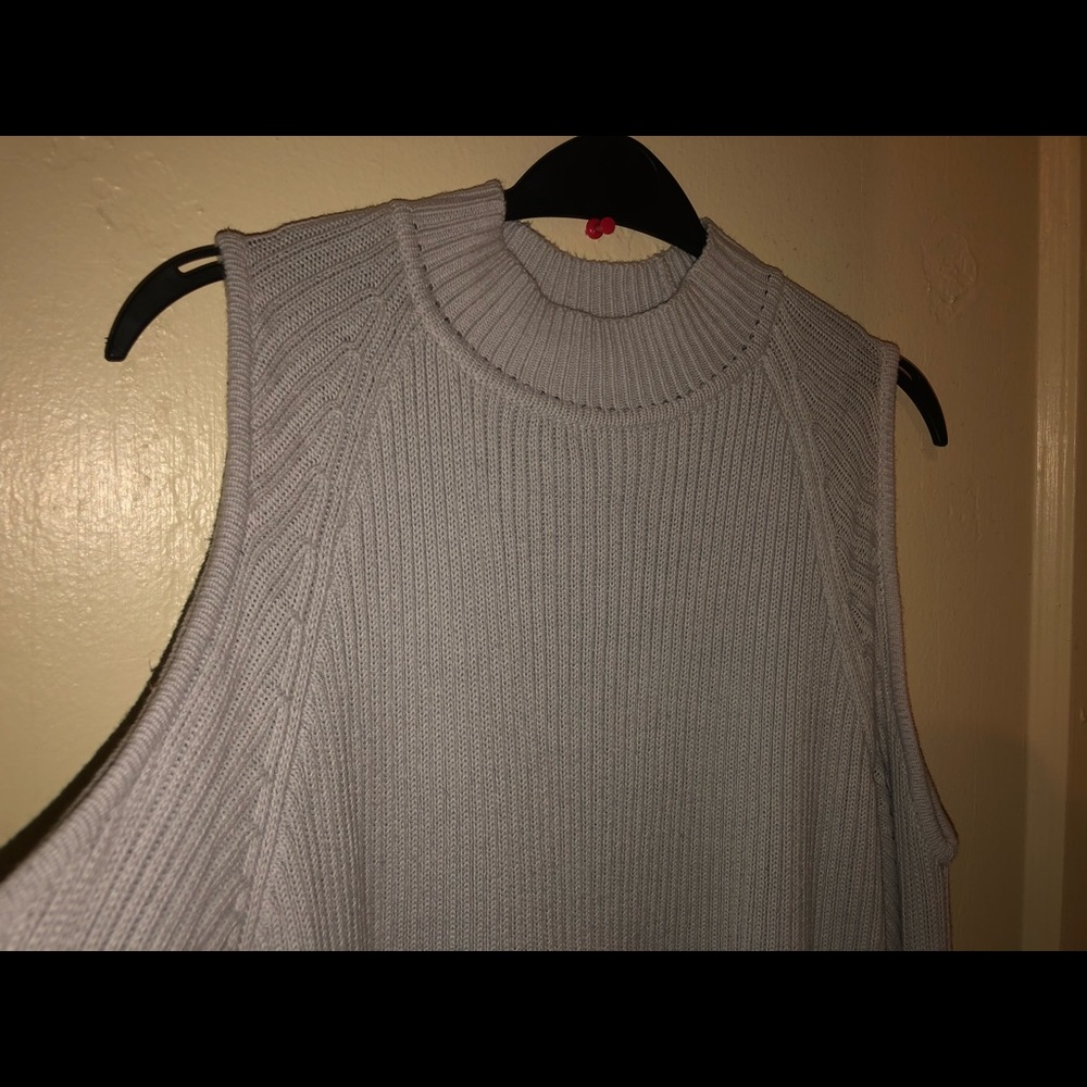 H&M Cold shoulder sweater